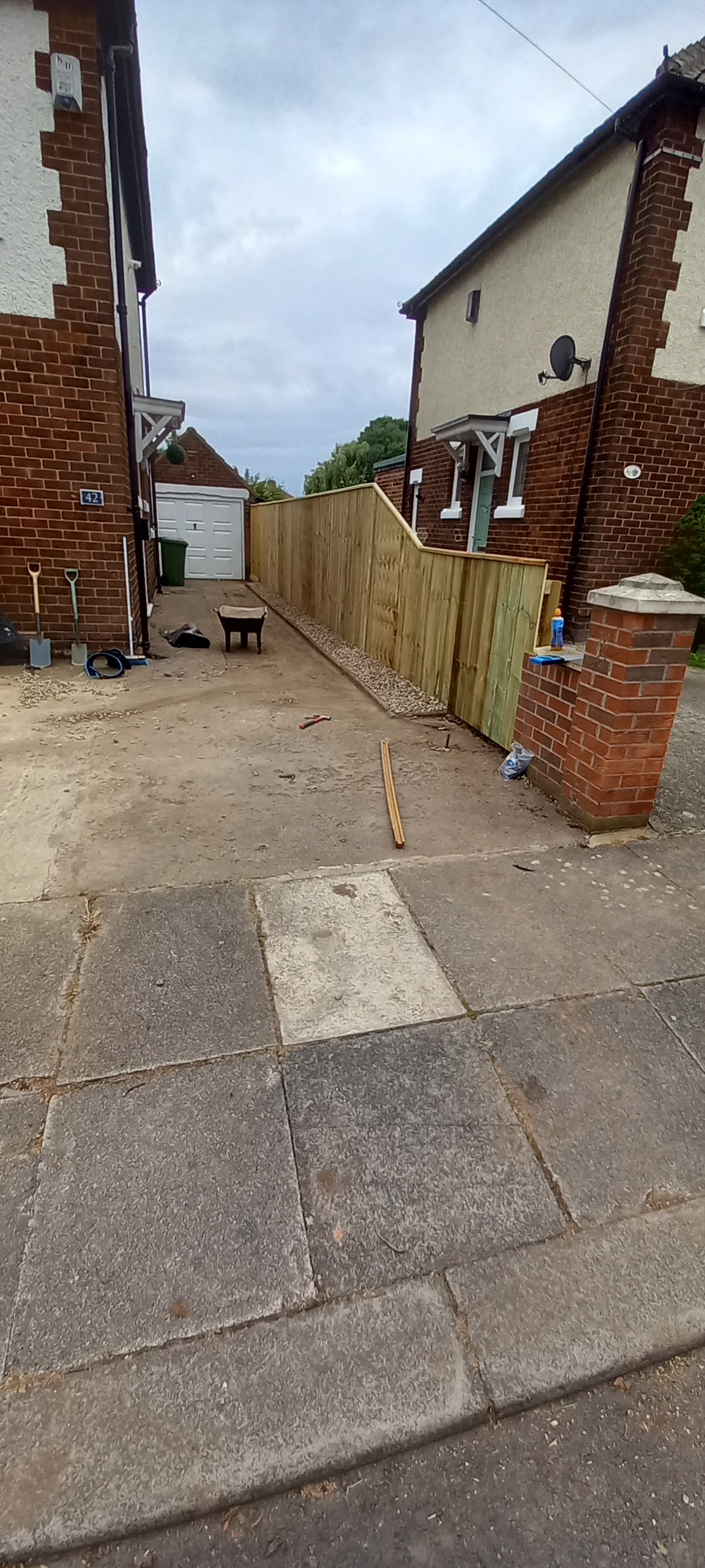 Side passage left clear and tidy beside a new fence